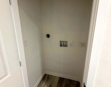 8818 Ramsgate Avenue - Photo Thumbnail 17