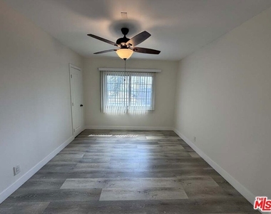8818 Ramsgate Avenue - Photo Thumbnail 11
