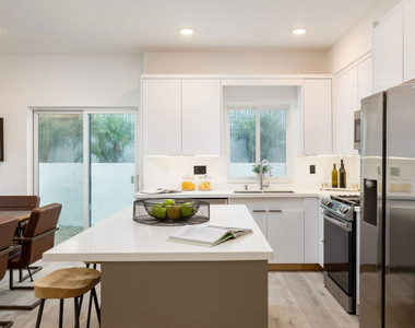 846 N Alta Vista Boulevard - Photo Thumbnail 7