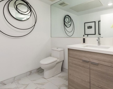 846 N Alta Vista Boulevard - Photo Thumbnail 11