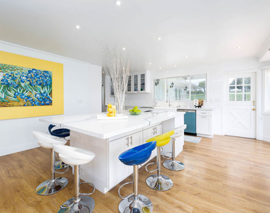 1110 W Muirlands Drive - Photo Thumbnail 11