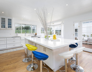 1110 W Muirlands Drive - Photo Thumbnail 10