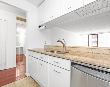 4 Martine Avenue - Photo Thumbnail 11