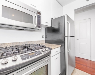 4 Martine Avenue - Photo Thumbnail 10