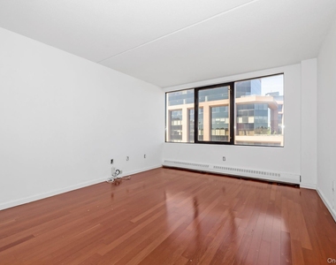 4 Martine Avenue - Photo Thumbnail 13