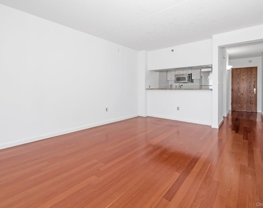 4 Martine Avenue - Photo Thumbnail 15