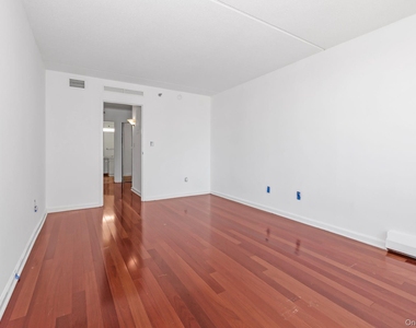 4 Martine Avenue - Photo Thumbnail 6