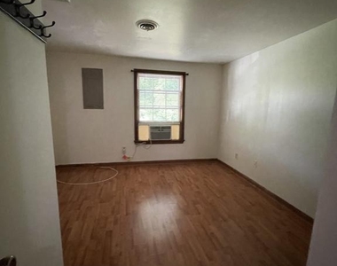 627 Wolfe Street - Photo Thumbnail 5