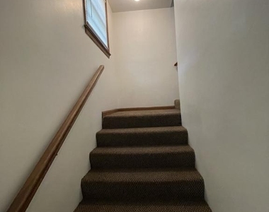 627 Wolfe Street - Photo Thumbnail 3