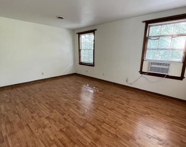 627 Wolfe Street - Photo Thumbnail 9