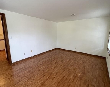 627 Wolfe Street - Photo Thumbnail 10