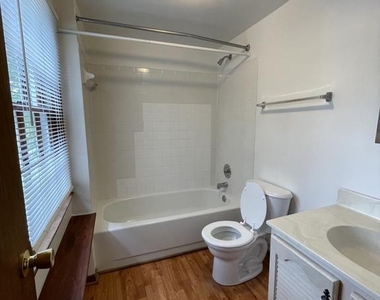 627 Wolfe Street - Photo Thumbnail 12