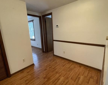 627 Wolfe Street - Photo Thumbnail 7