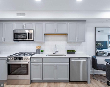 701 N Henry Street - Photo Thumbnail 13