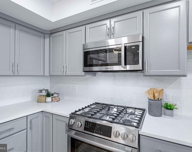 701 N Henry Street - Photo Thumbnail 12