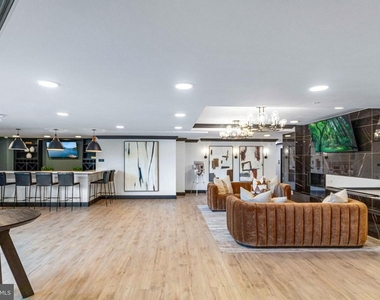 701 N Henry Street - Photo Thumbnail 5