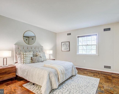 982 N Royal Street - Photo Thumbnail 4
