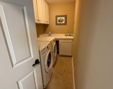528 Kerry Court - Photo Thumbnail 13