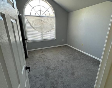 9708 Lake Pointe Court - Photo Thumbnail 12