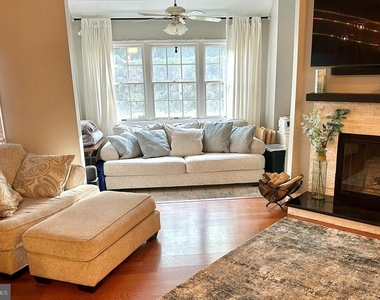 2700 Summerview Way - Photo Thumbnail 4