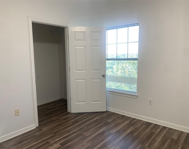 2320 Gracy Farms Ln - Photo Thumbnail 16