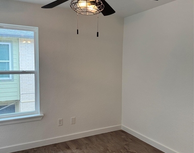 2124 Burton Dr - Photo Thumbnail 13