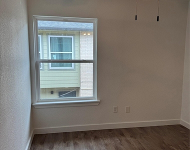 2124 Burton Dr - Photo Thumbnail 14