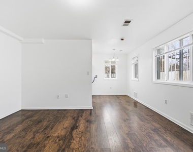 506 Eastern Avenue Ne - Photo Thumbnail 3