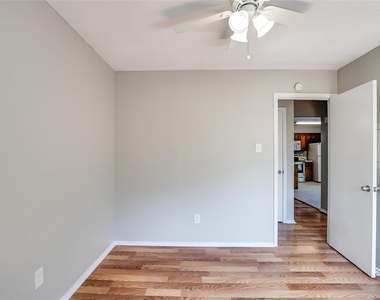 8419 Riverstone Dr - Photo Thumbnail 15
