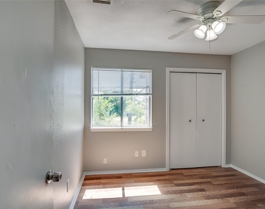 8419 Riverstone Dr - Photo Thumbnail 14