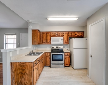 8419 Riverstone Dr - Photo Thumbnail 7