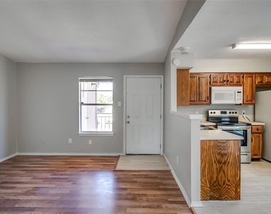 8419 Riverstone Dr - Photo Thumbnail 4