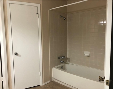 6211 Sunkist Ln - Photo Thumbnail 7