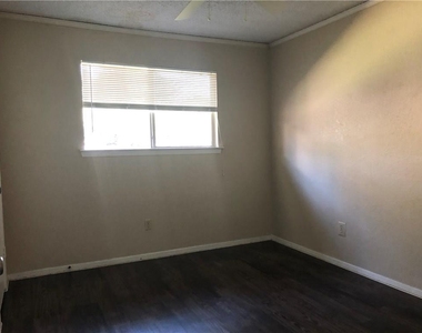 6211 Sunkist Ln - Photo Thumbnail 4