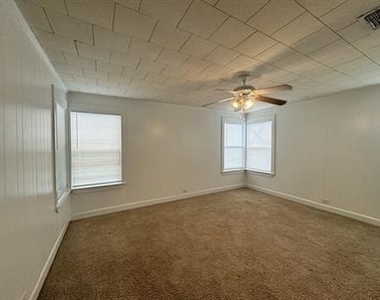 415 N Doak St - Photo Thumbnail 6