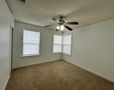 415 N Doak St - Photo Thumbnail 4