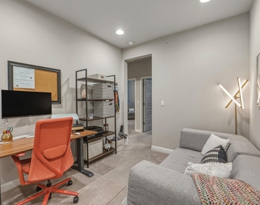 6814 E Riverside Dr - Photo Thumbnail 12