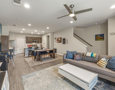 6814 E Riverside Dr - Photo Thumbnail 4