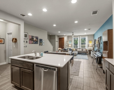 6814 E Riverside Dr - Photo Thumbnail 11
