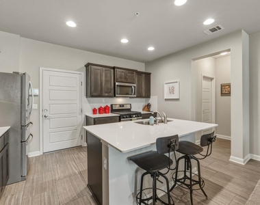 6814 E Riverside Dr - Photo Thumbnail 8