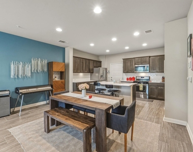 6814 E Riverside Dr - Photo Thumbnail 5