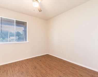 323 W William Cannon Dr - Photo Thumbnail 14