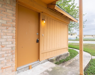 323 W William Cannon Dr - Photo Thumbnail 2