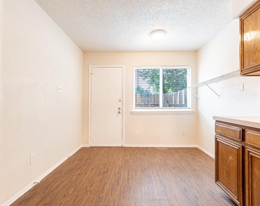 323 W William Cannon Dr - Photo Thumbnail 12