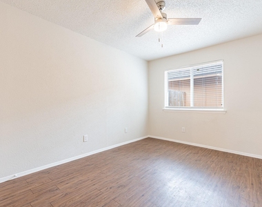 323 W William Cannon Dr - Photo Thumbnail 18