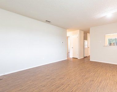 323 W William Cannon Dr - Photo Thumbnail 4