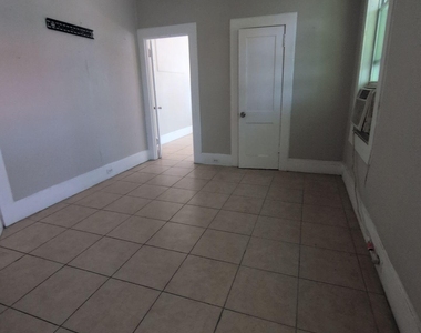 417 N Liberty Street - Photo Thumbnail 6