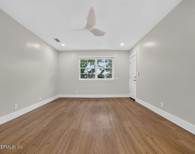 2247 Riverside Avenue - Photo Thumbnail 15
