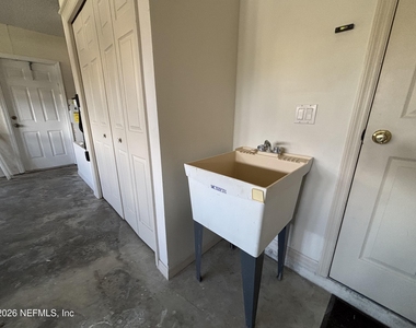 20 Clarendon Court N - Photo Thumbnail 9