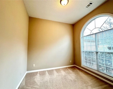 7080 Shady Oak Lane - Photo Thumbnail 15